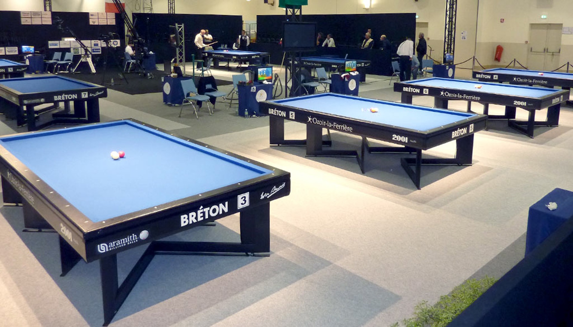 Salle de compétition de billard équipées de billards Billards Breton 2001