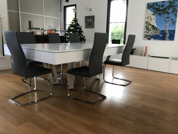Table de billard convertible Osmoz avec plateau blanc et chaises autour de la table