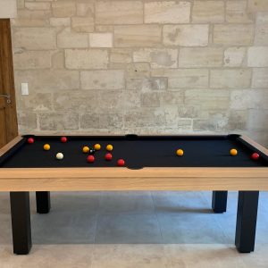 Billard Dauphin piétement noir et cadre de bandes chêne naturel avec drap noir