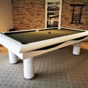 Piétement métallique blanc, retour de billes par goulottes et drap vert olive