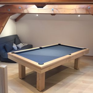 Billard contemporain en chataigner naturel . Drap