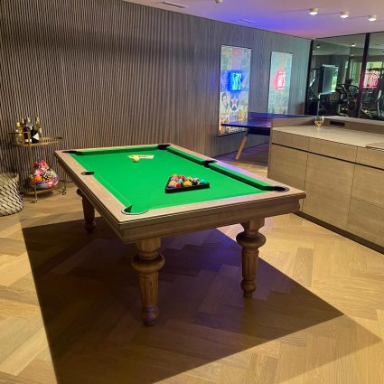 Billard tradition Jubil&eacute; en ch&ecirc;ne massif avec drap couleur vert anglais.