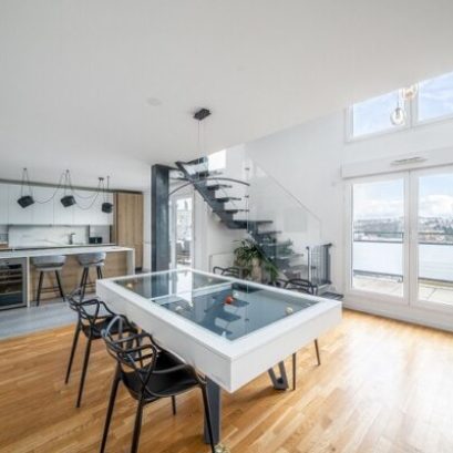 Billard transformable en table moderne avec plateau verre.