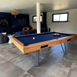 Osmoz 2m40 chene massif, piétement Gris Graphite et retour de billes par goulottes. Drap Bleu marine