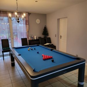 Billard contemporain gris aux lignes courbes avec liserés blanc