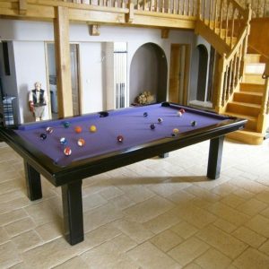 Billard noir et drap violet